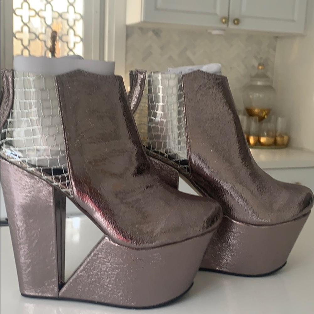 Privileged platforms in gun metal grey